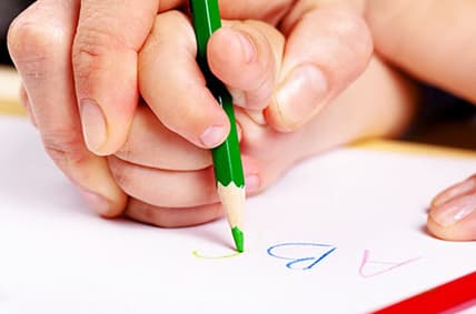 نحوه ی صحیح دست گرفتن مداد و ویژگی های مداد خوب