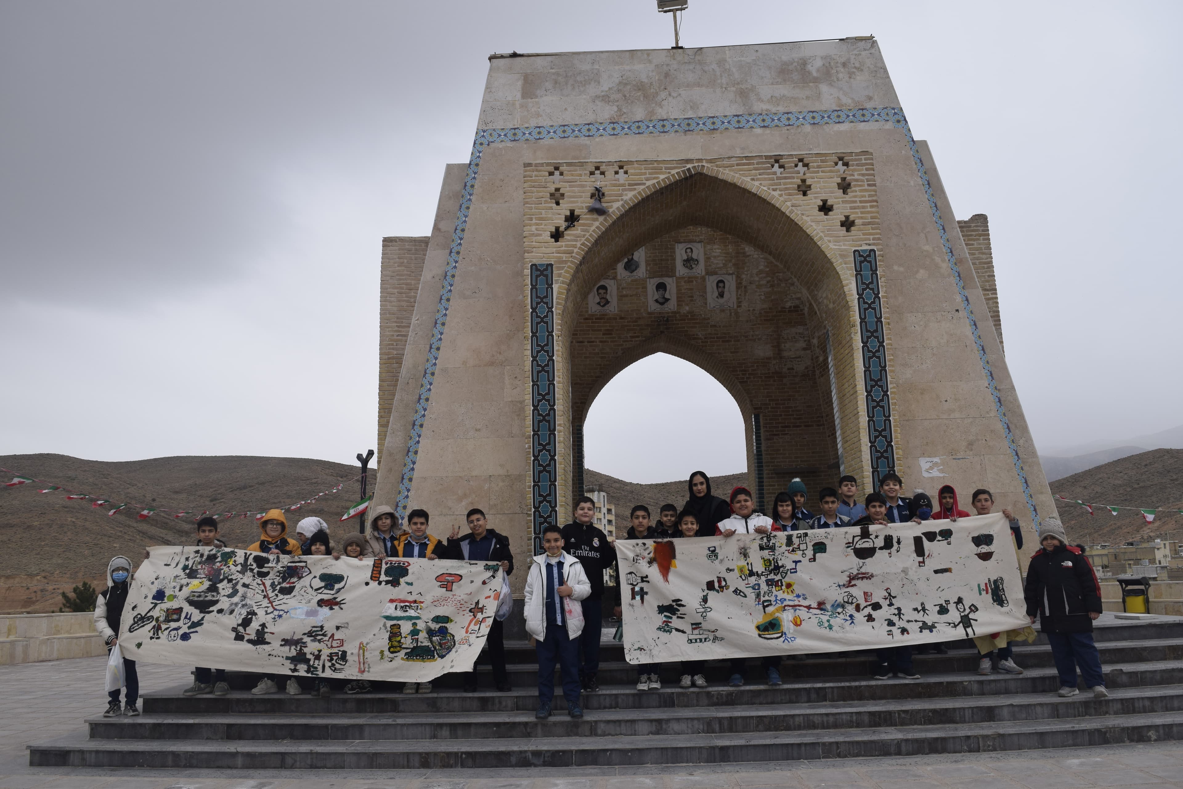 نقاشی در کنار مقبره شهیدگمنام