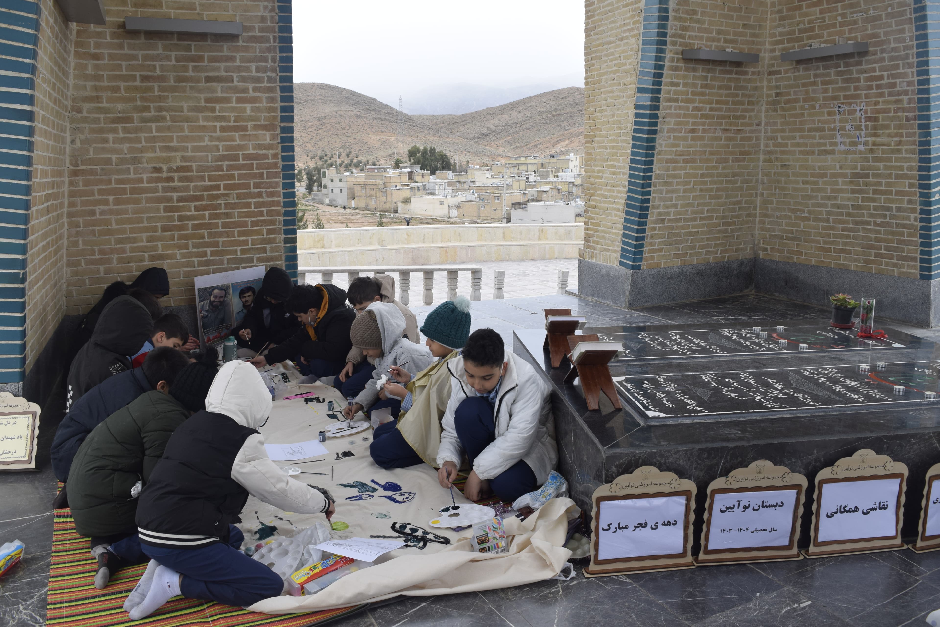 نقاشی در کنار مقبره شهیدگمنام